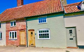 Romantic* Castle On The Hill Cottage *Framlingham